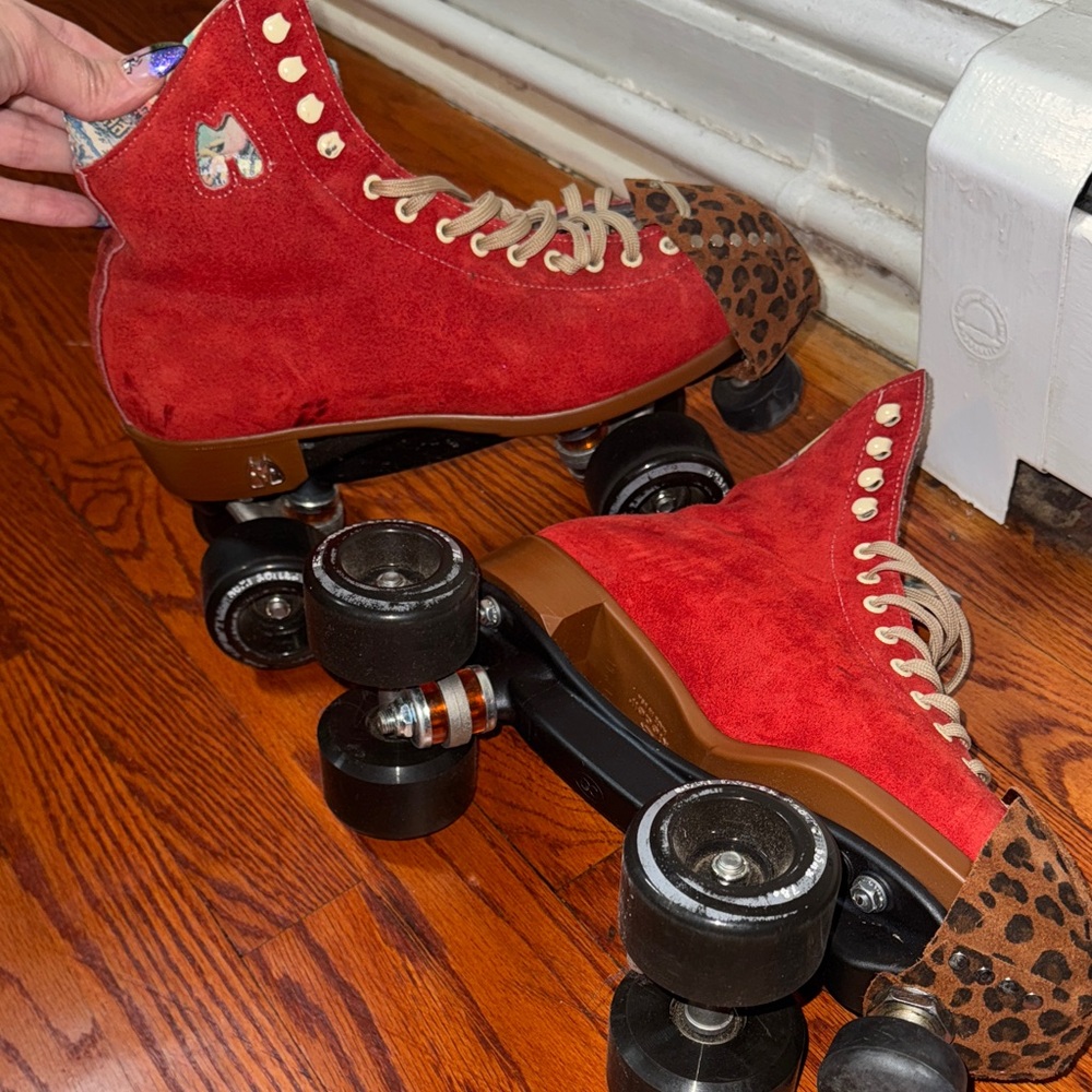 Stylish Red Suede Roller Skates with Leopard Detail - Picture 3 of 3